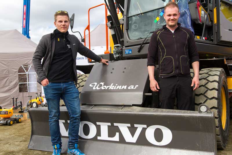 Erlend Workinn och Kristian Strøm med en av sina nya Volvo maskiner.