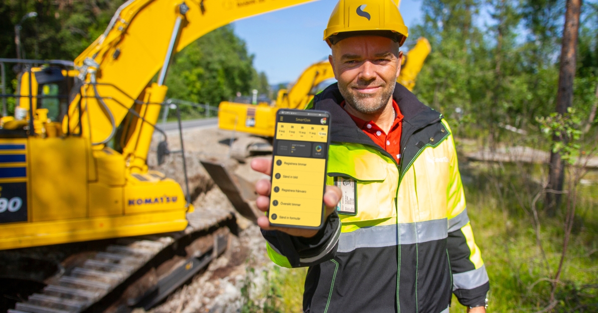 Artikel Featurefoto Wordpress (1200x628px) Raymond med telefon