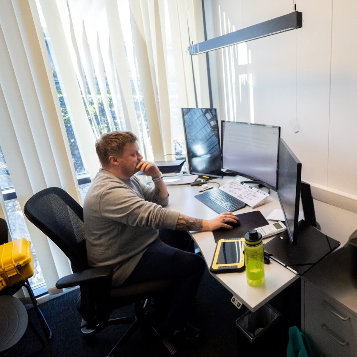 Kenneth på kontoret Kenneth på kontoret