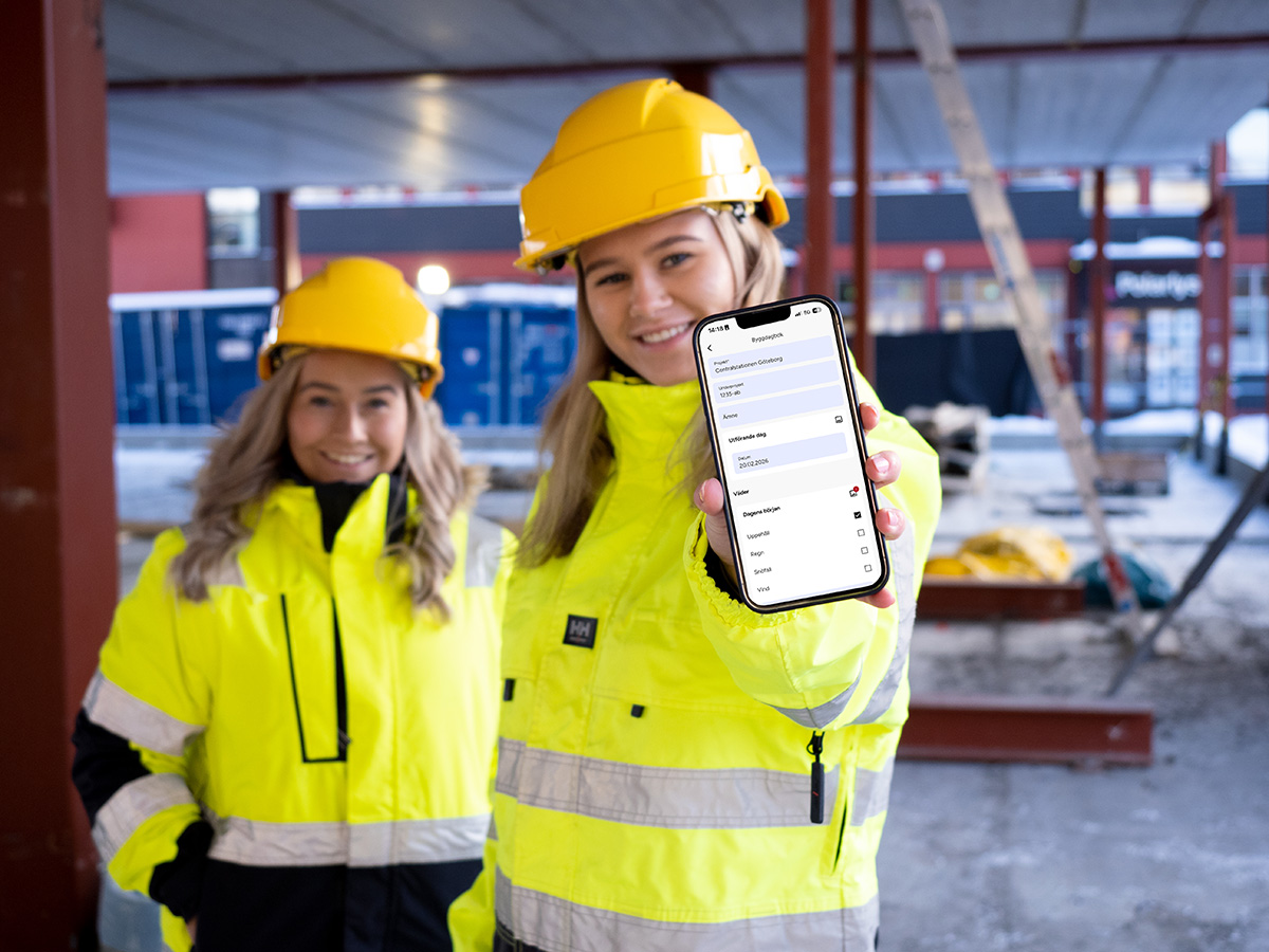 Caroline och Ingrid med SmartDok-appen som visar en checklista